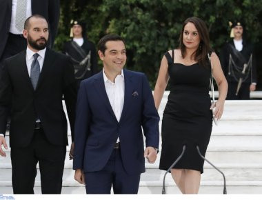 Η μελαχρινή γυναίκα με το μαύρο φόρεμα που συνόδευσε τον Αλ. Τσίπρα στο Προεδρικό Μέγαρο (φωτό)